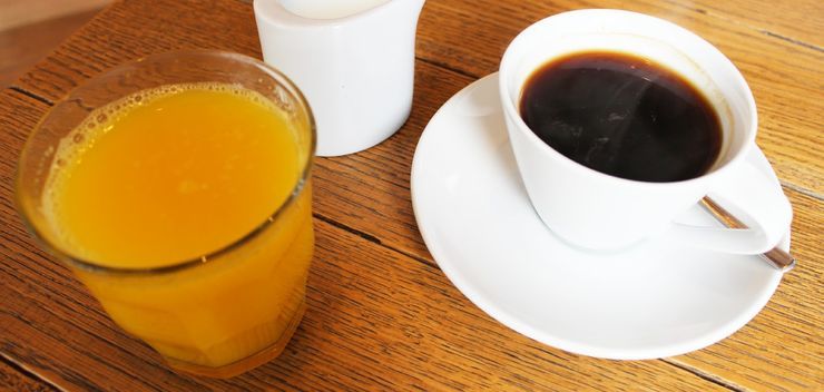 Утренний завтрак кофе с апельсиновым соком